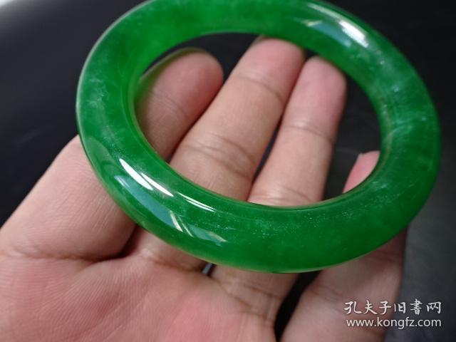 帝王绿翡翠手镯子一个