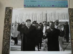 老新闻照片；中非共和国总博卡萨和夫人到达北京收到热烈欢迎 1976年11月15日