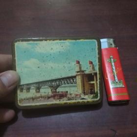 老铁皮烟丝盒：图案南京长江大桥（南通市长城金属制品厂）（可自由开合）