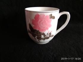 91年博山瓷手绘釉下粉彩富贵牡丹端把口杯（没盖）