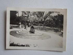 民国时期在公园游玩照片