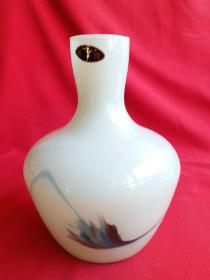 著名台湾琉璃大肚瓶 创艺独特，设计造型新颖典雅，图案漂亮，工艺先进，质量精品。既可做摆件欣赏，也可做凉水杯等用。孤品。