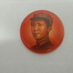 **时期出品“军装”（红色）搪瓷毛主席像章