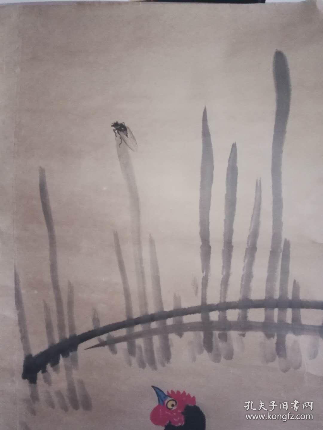 画面非常生动有趣,母鸡盯着围栏上的鸣蝉,小鸡追逐