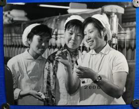 1977年上棉二厂纺织女工在车间大幅照片30x20厘米