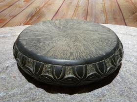 老青石雕刻 【橄榄纹饰青石小茶台/壶承】18cmX4cm。在中华文化的骨髓里竹石就是品味的代名词了。足以说明文人们对竹石的喜爱了。