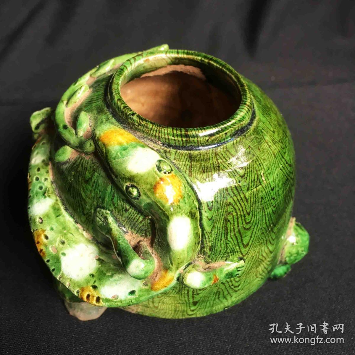 辽金绿釉加点彩瑞兽衔枝绞胎纹水盂