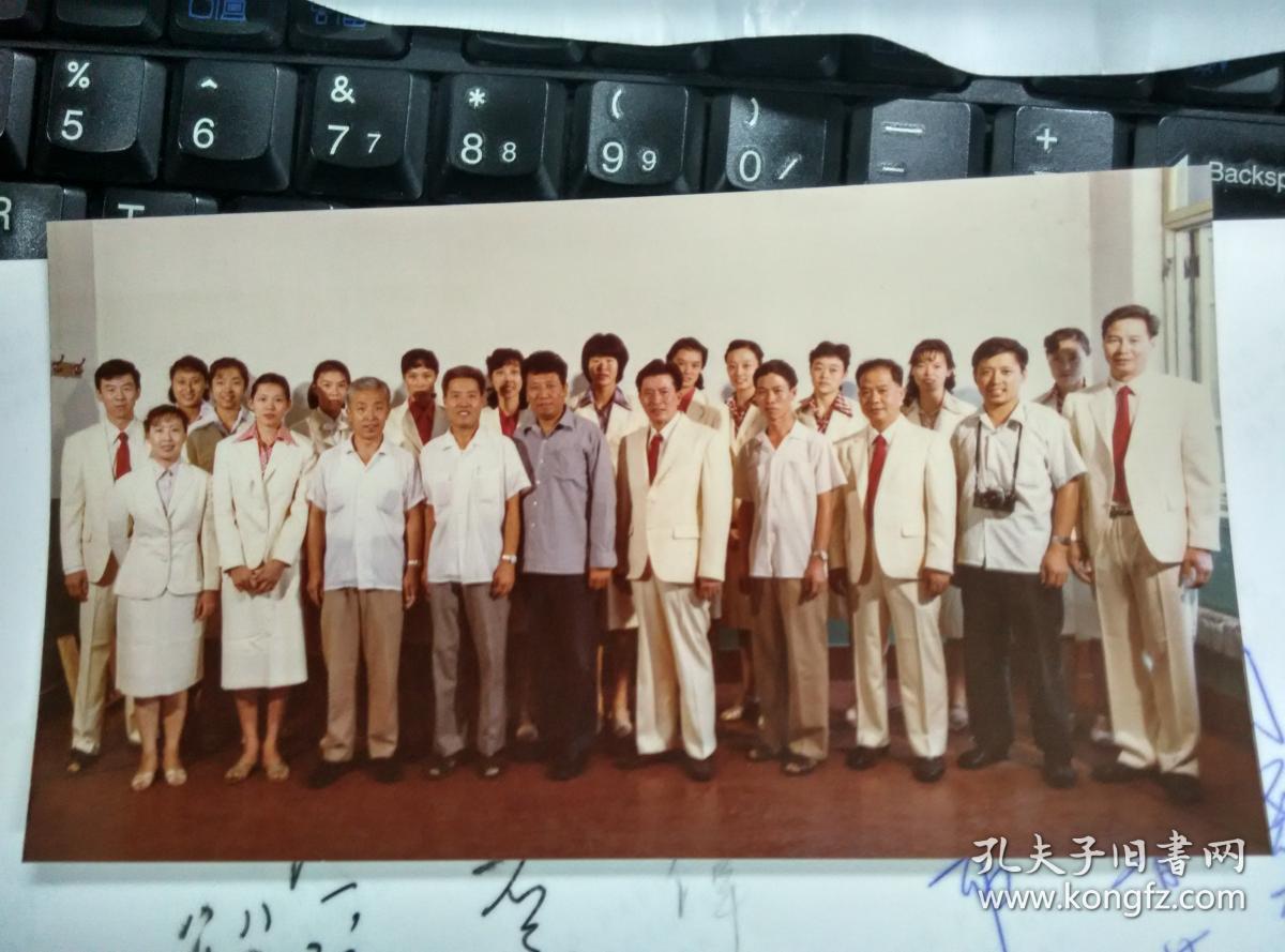 【超珍罕】1982年《中国女排全体12名主力合影彩色照片》2张,张一沛