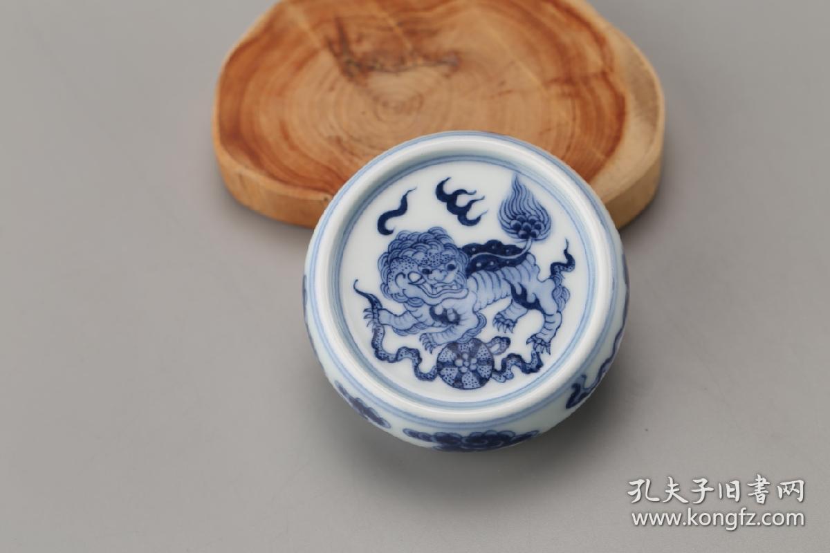 【兆云窑 | 青花狮纹鼓形盖置】品名:青花狮纹鼓形盖置出品:兆云窑