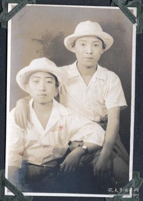 民国 穿白色衬衣的两男子 戴白帽子 小帅哥 时代印记 麻面老照片