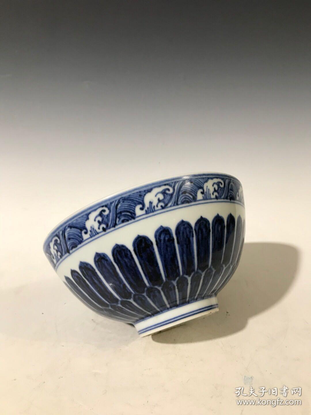 明永乐青花缠枝花卉纹鸡心碗