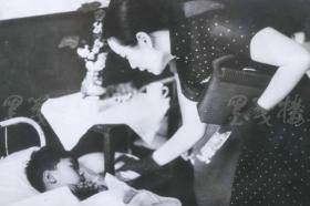 W 1938年 美新社新闻原照“宋美龄探望日军轰炸汉口受伤的小朋友”老照片 一张  HXTX105103