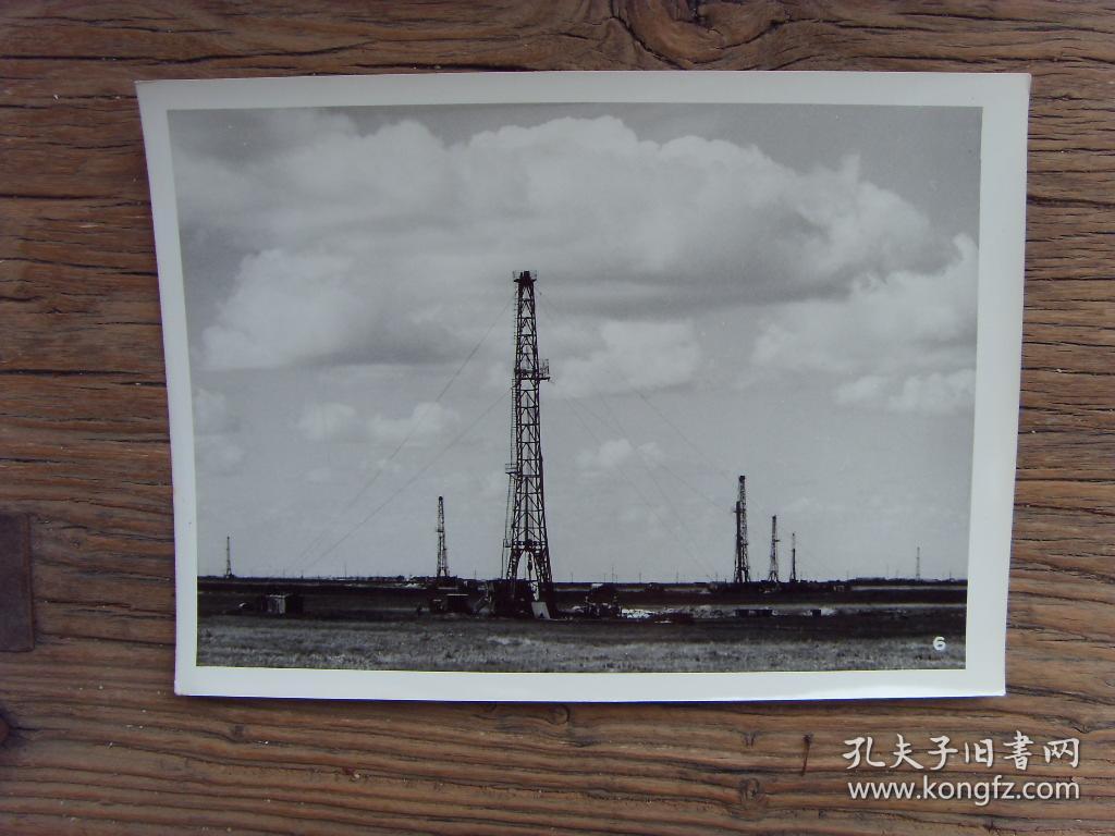 老照片:【※1971年,大庆油田新油区,井架高竖 ※】