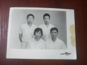 老黑白照片 1982年北京一家四口合影