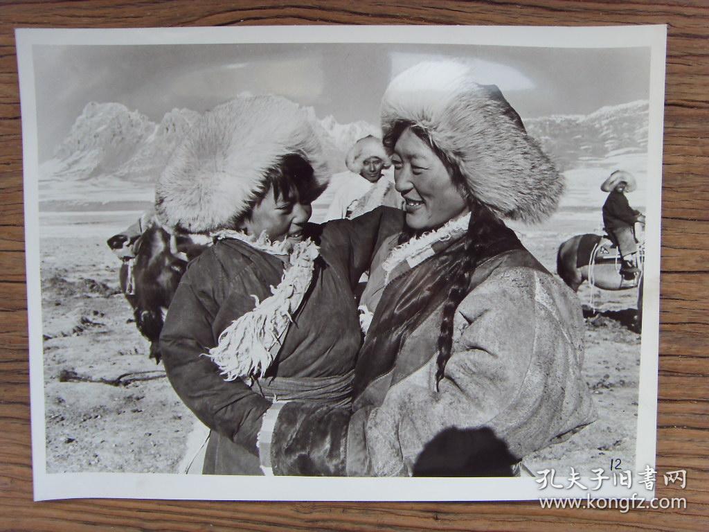 照片:【※ 1976年,青海省曲麻莱县,藏族赤脚医生仁措,常年在高原送医