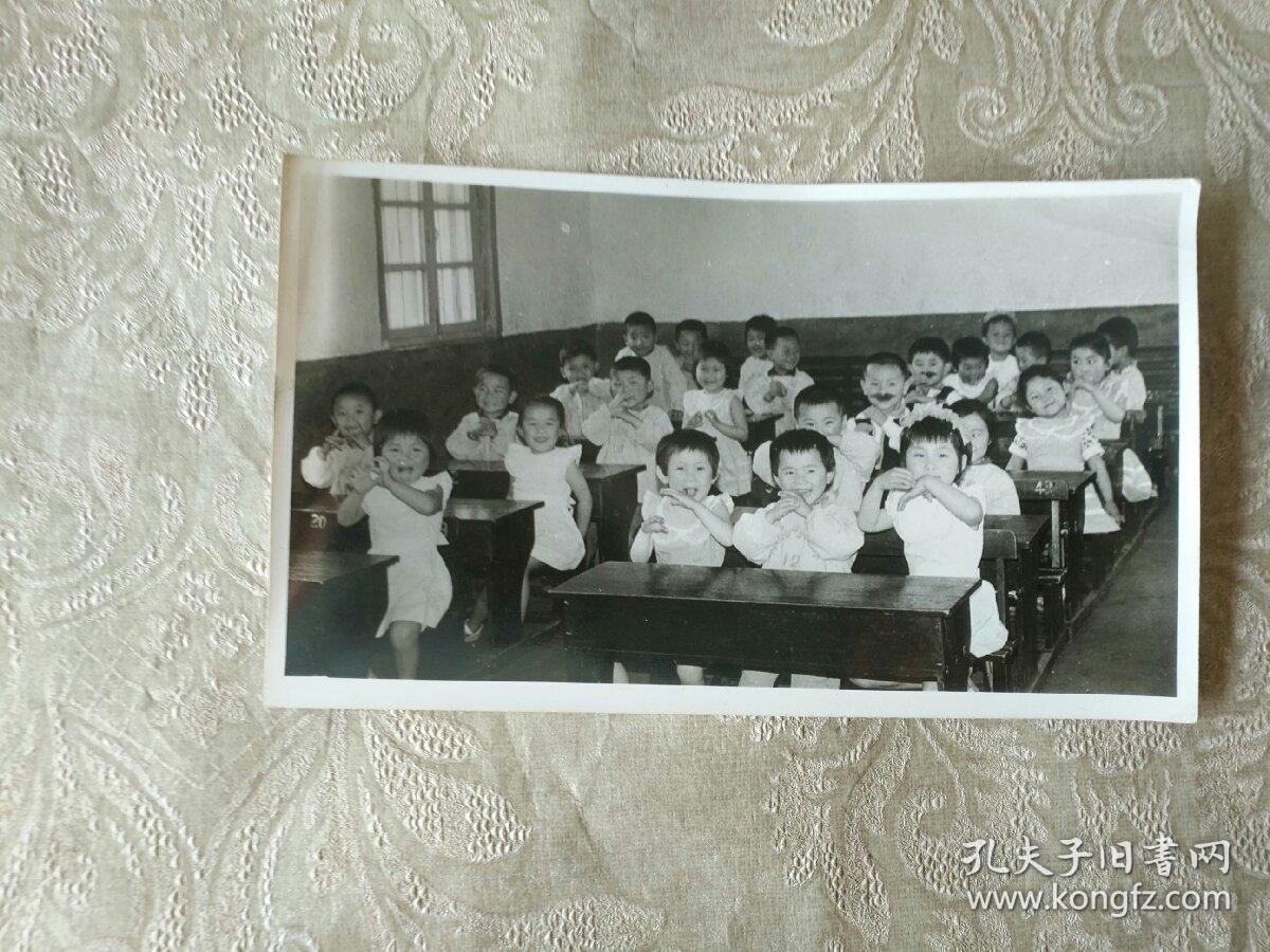 邹县老照片八九十年代邹县某幼儿园黑白老照片长18厘米宽10厘米相册内