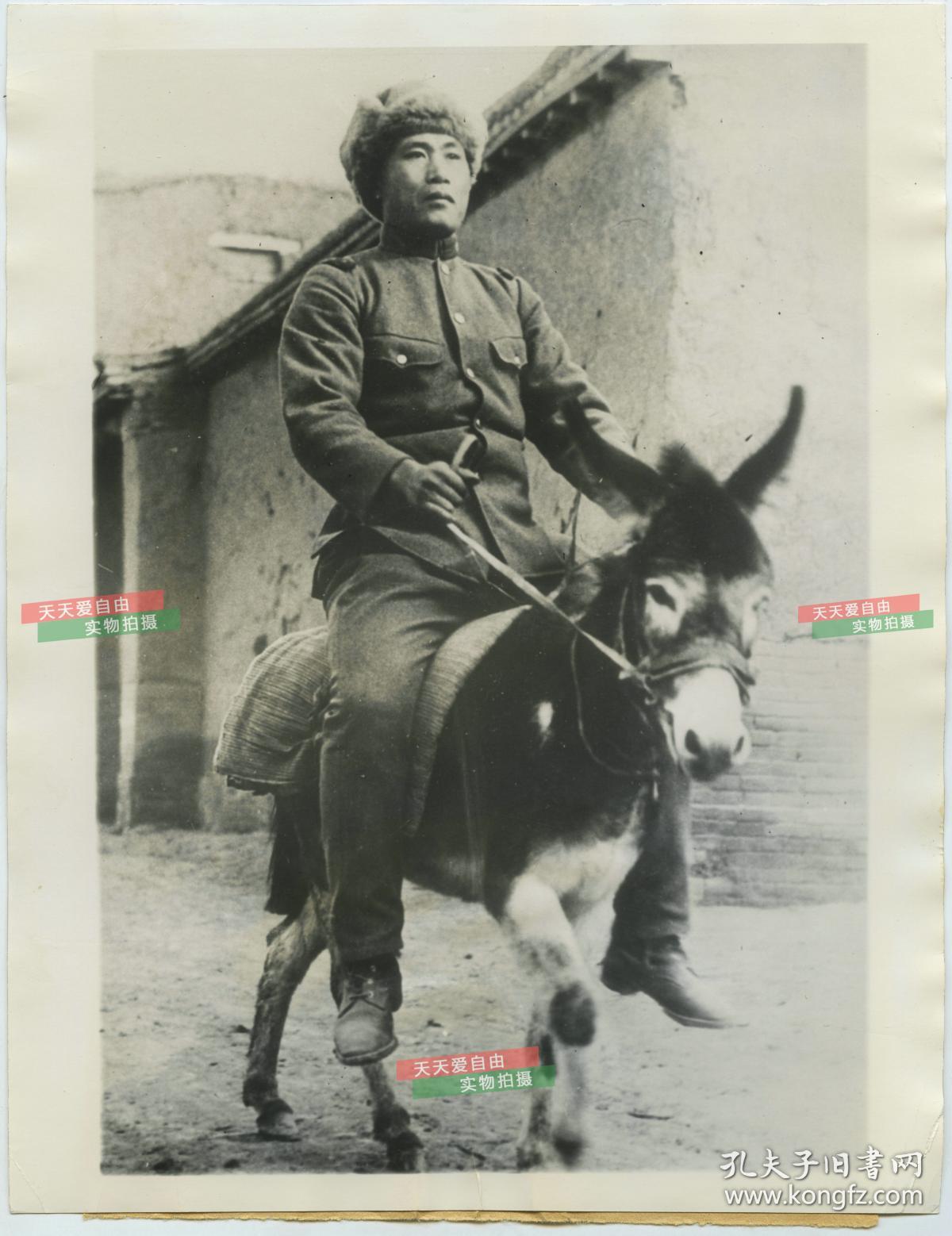 民国1937年12月南京大屠杀期间的骑毛驴日本士兵照片