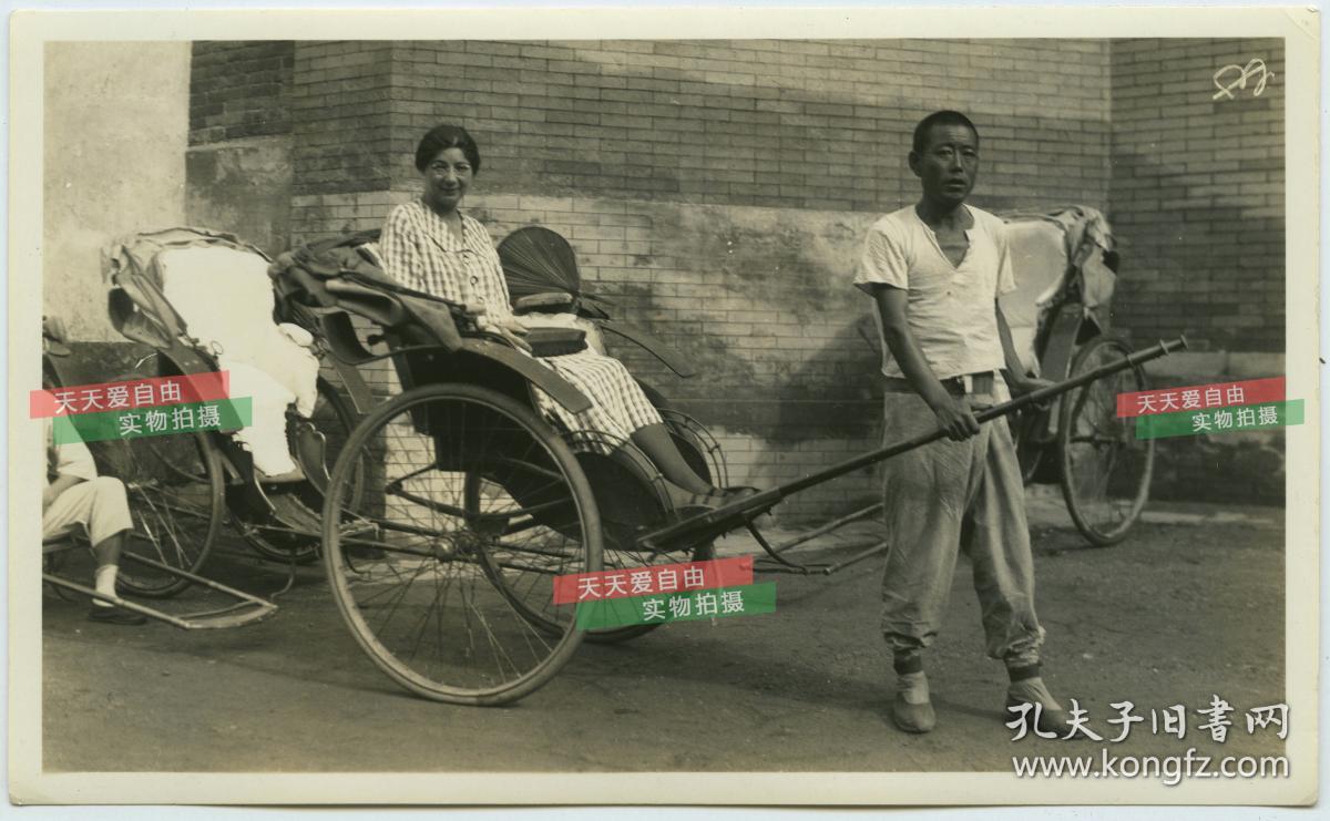 民国北京拉洋车人力车车夫拉一名年轻外国女子