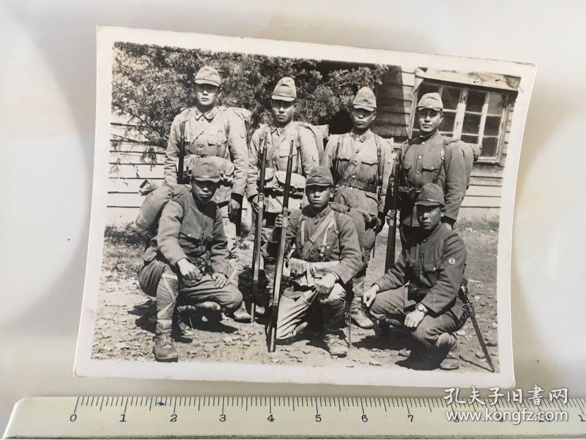 民国抗战时期侵华日军老照片:日本兵出征前合影