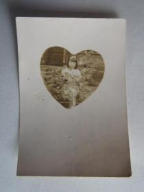 民国时期女子心形艺术照片