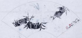 潘天寿高徒、浙美五老之一、著名书画家 汤起康2005年水墨画扇面作品“墨蟹图”一幅（纸本软片，作于撒金纸，尺寸：32.5*63.5cm，钤印：汤、起康） HXTX104755