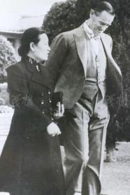 W 1942年 美新社新闻原照“宋美龄与英国总督于印度同行”老照片 一张  HXTX105101