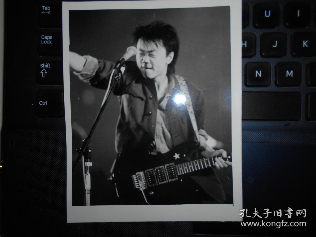 新华社新闻照片 崔健 90年北京工体为亚运会集资演唱会