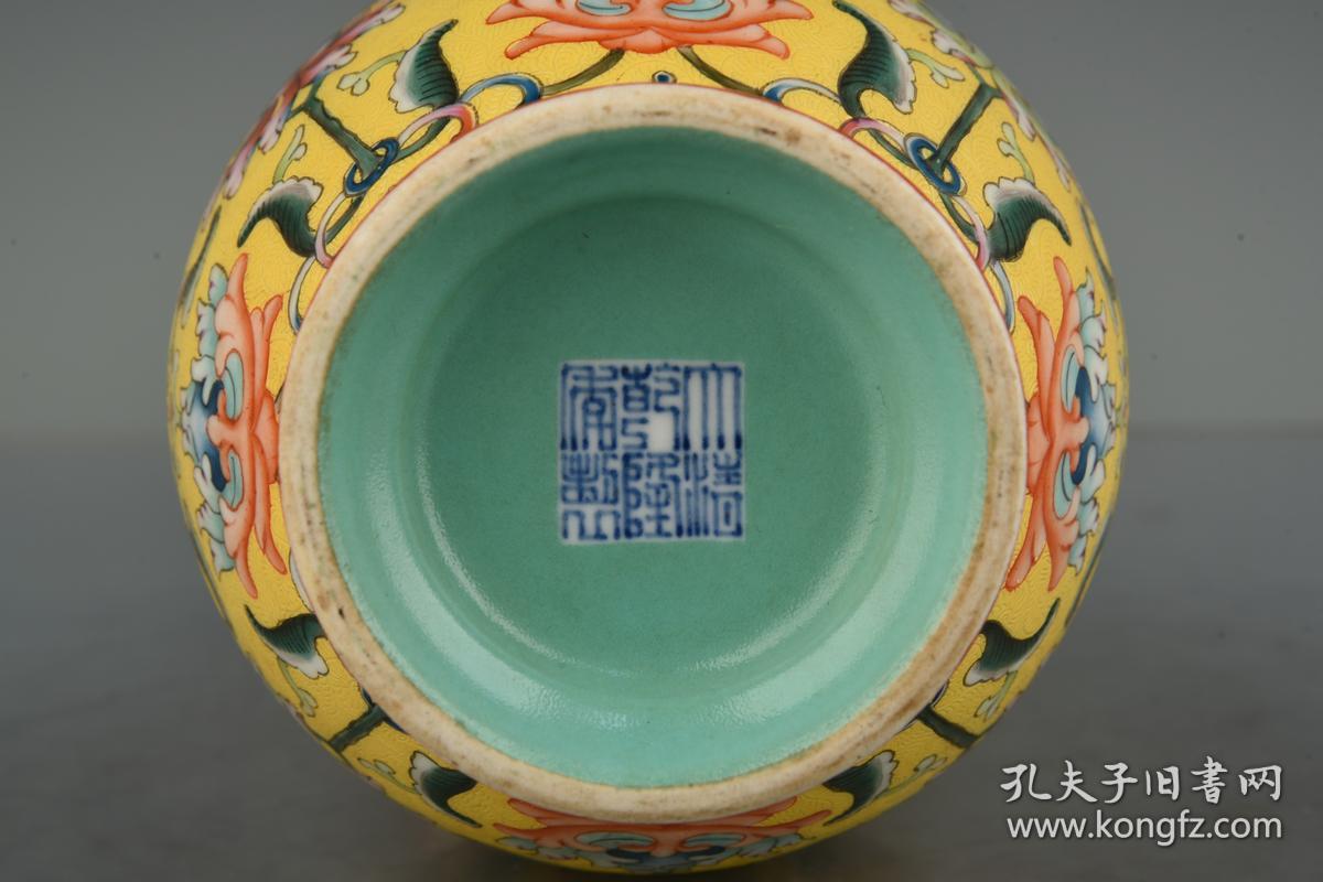 清乾隆年制黄地珐琅彩描金雕刻镂空八卦纹小双耳转心瓶