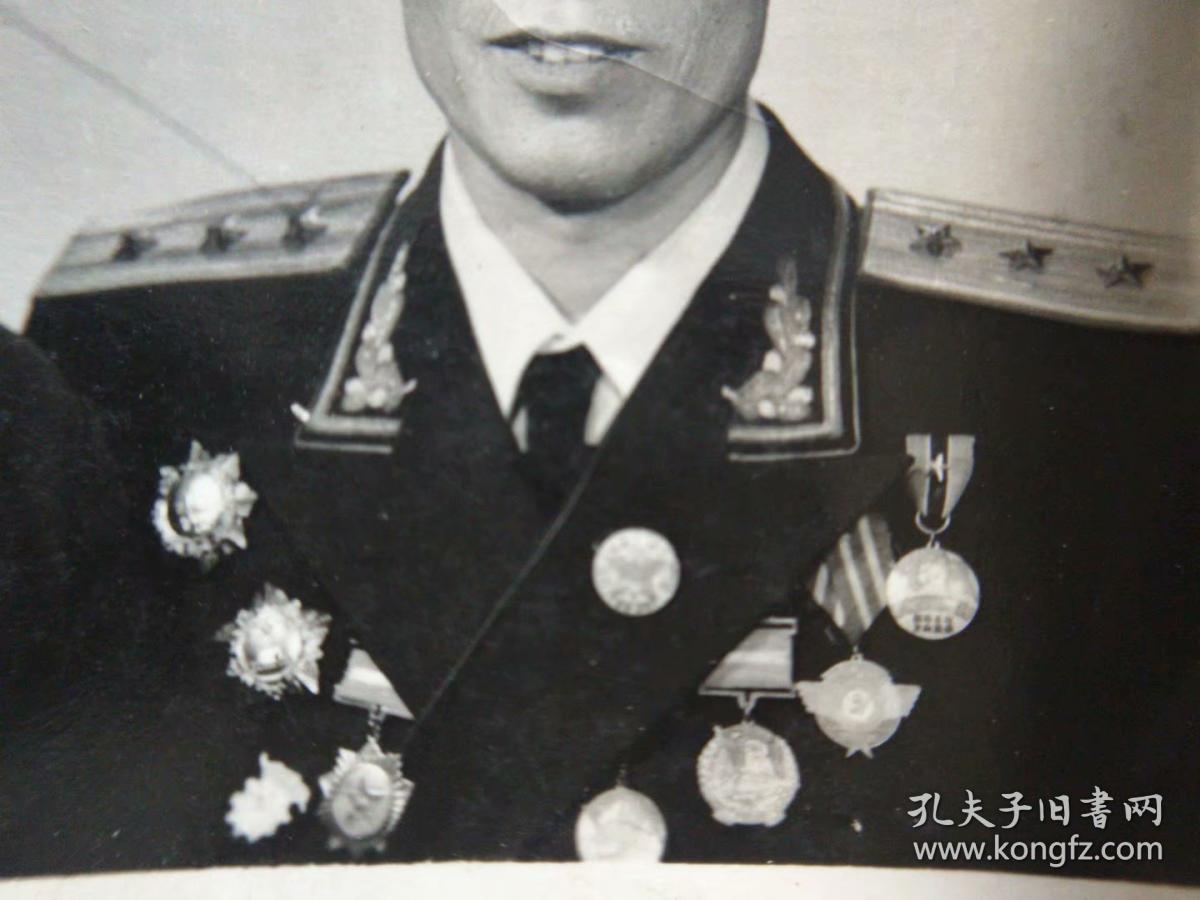 1955年授衔开国上校穿授衔礼服照片，佩戴解放勋章独立自由勋章等9枚军功奖章--3938
