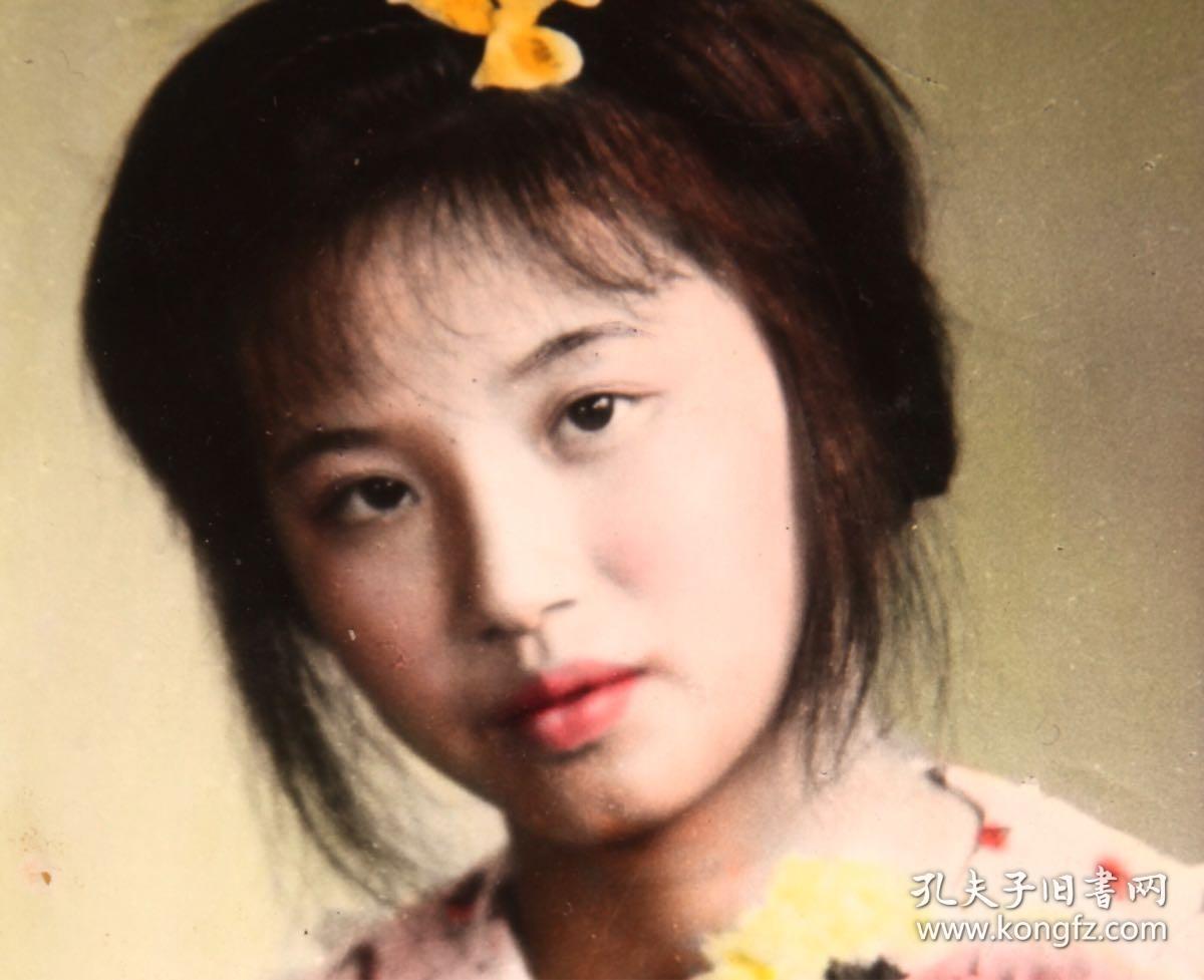 美女彩色老照片一帧:此照年代感强烈,是岁月沧桑巨变的见证,浓浓怀旧