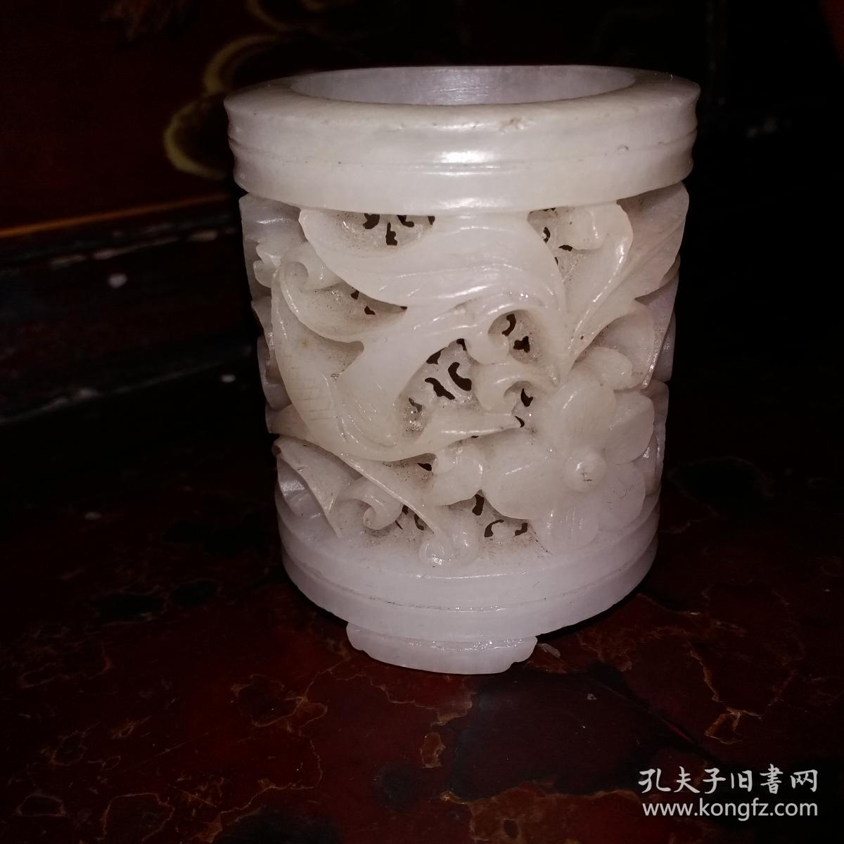 友藏镂空文房笔筒一件,雕刻有仙鹤,蝙蝠,花卉等