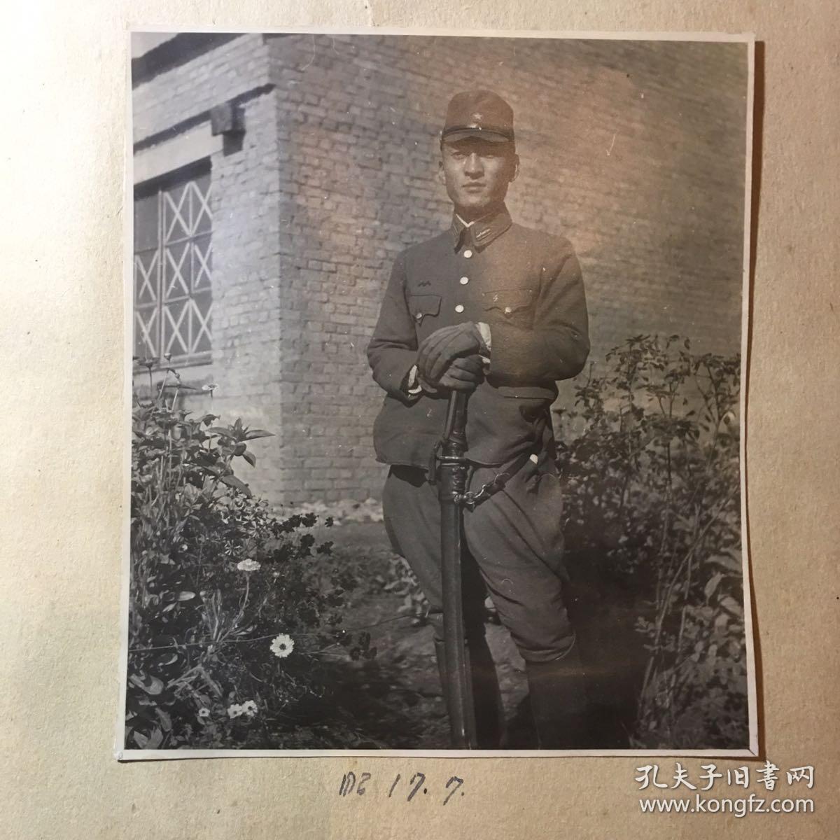 4张照片粘贴于同一背板,当出于某侵华日军之私人相册
