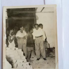 1958年毛主席视察武汉老照片一枚。