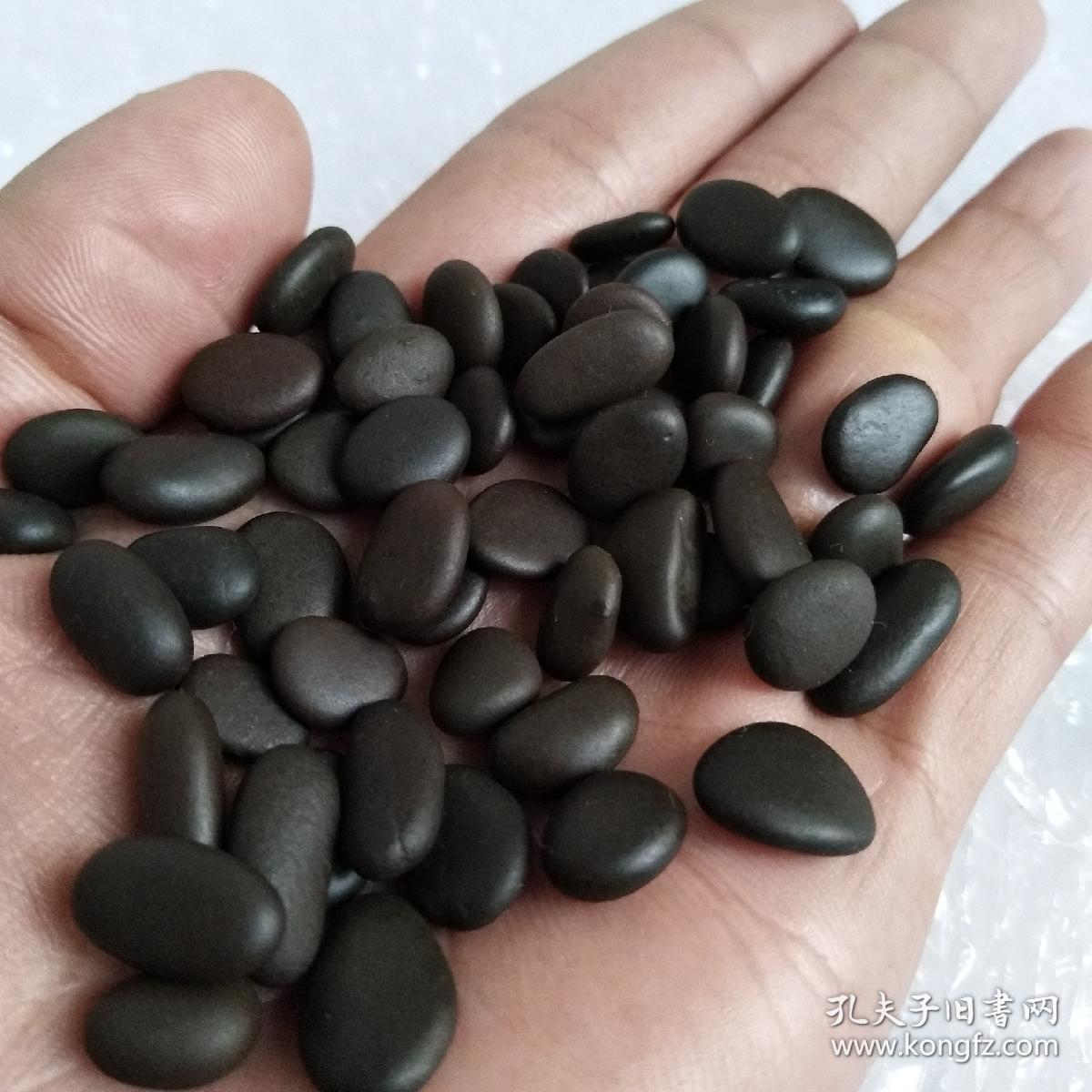 广西江河里的黑瓜子石批发,12元一斤,标价是一斤的价