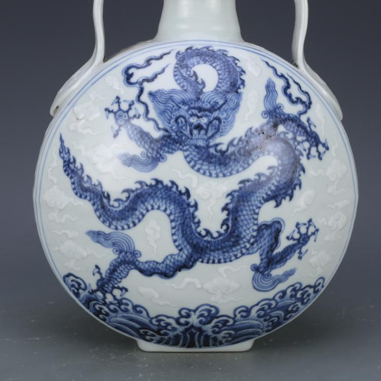 大明宣德青花龙纹抱月瓶