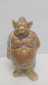 上世纪70—80年代烧制；西游记人物之一---猪八戒 （耀州窑系酱釉瓷塑像，人物表情惟妙惟俏、十分可爱）