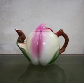 漂亮独特的仙桃瓷塑茶壶