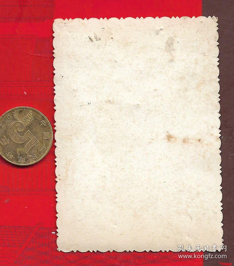 1970年代照片【广州海珠桥背景合影留念照片】一张.尺寸8*5.6cm.