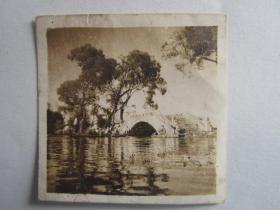 民国时期在公园小桥旁划船风景照片