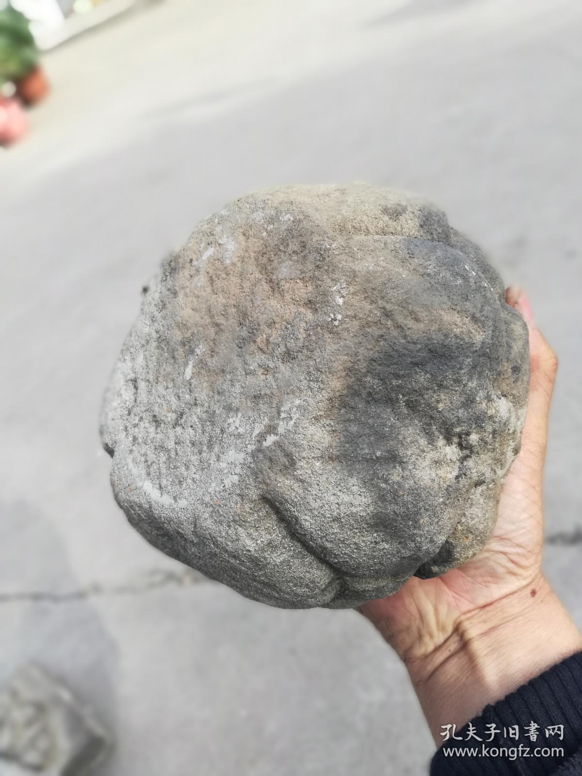 一个老的小石鼓高11厘米直径12厘米{沙石制}有花纹