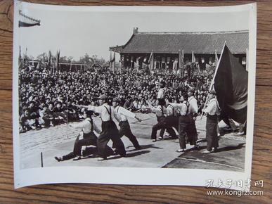 超大老照片:【※1972年五一劳动节,北京天坛公园,彩旗招展,革命群众载