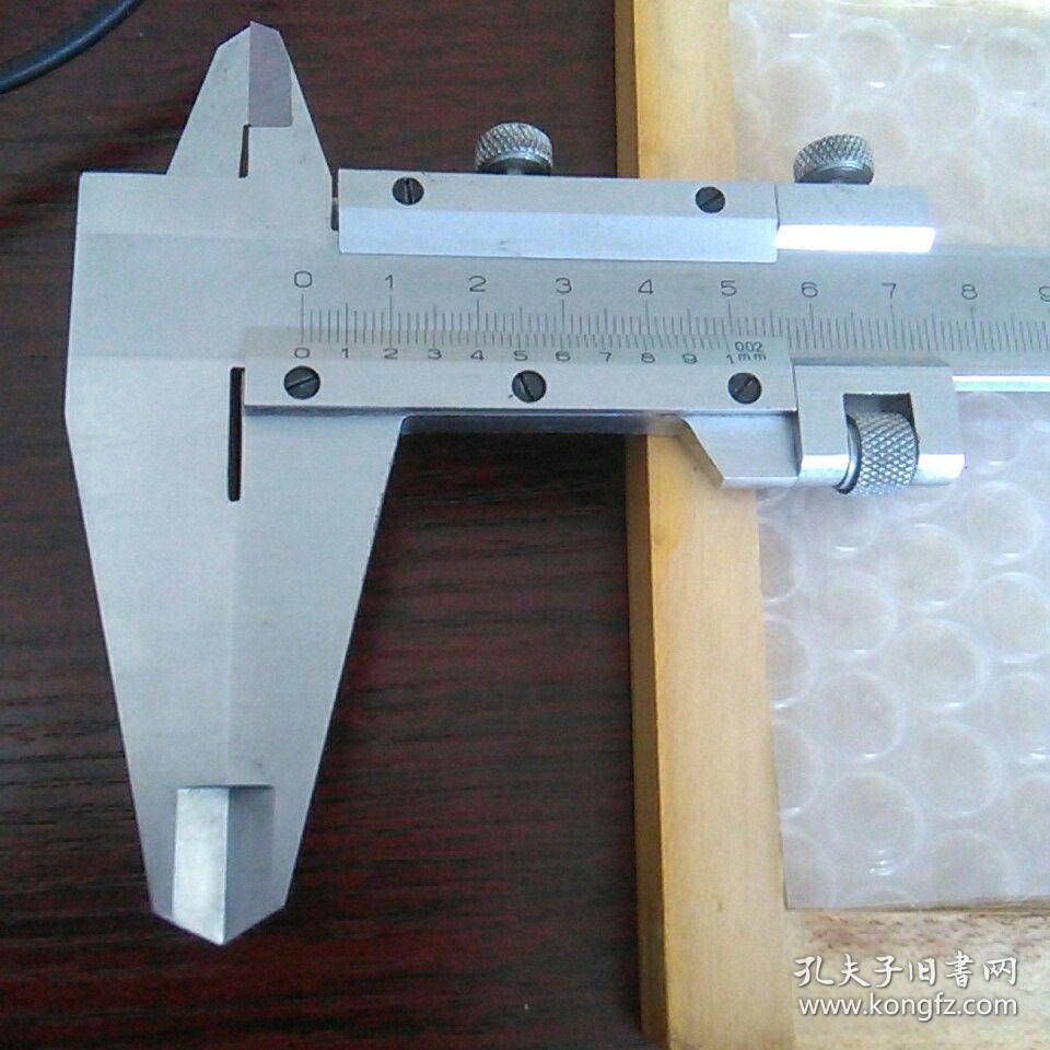 镀铬游标卡尺(200mm) 基本未用,看不出磨损 痕>