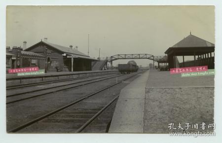清代1911年河北秦皇岛山海关火车站内景,月台,车厢,站台全景老照片
