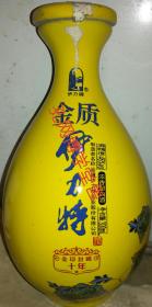 酒瓶空瓶  金质伊力特 金印封藏十年(瓶口4.50 瓶底5.00 瓶高18.00cm)