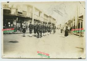 民国1932年淞沪事变后日军占领上海，在闸北老城街道上耀武扬威列队前进老照片，泛银