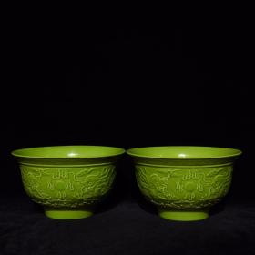 清乾隆绿釉浮雕双龙戏珠纹碗