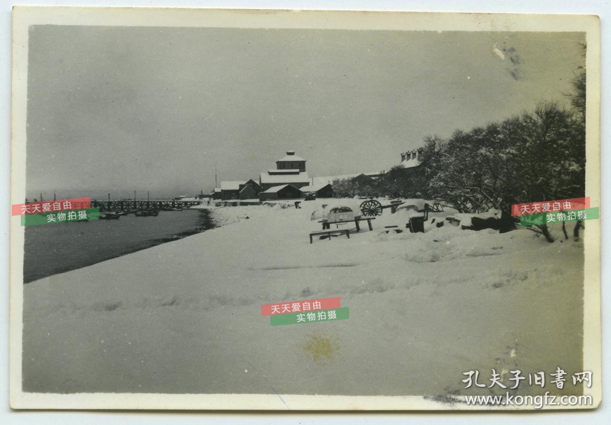民国山东威海卫刘公岛铁码头栈桥船埠港口附近海滩冬季雪景老照片,泛