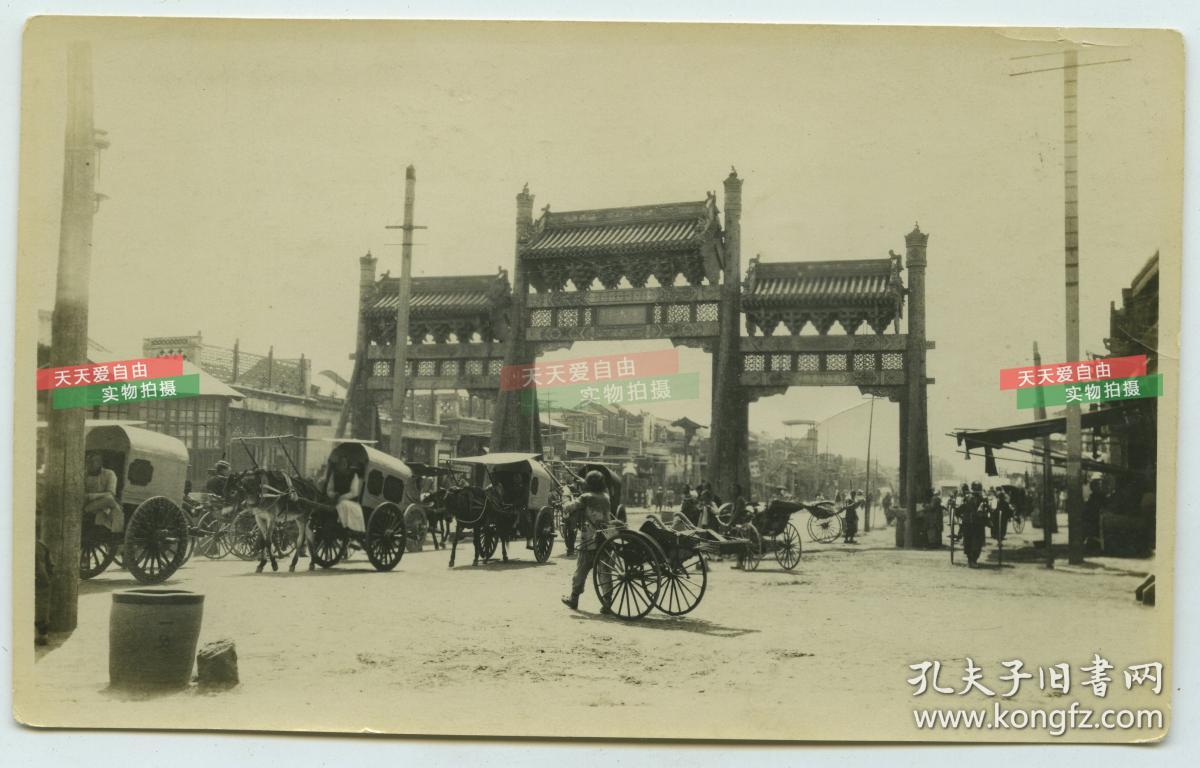 清末民初北京东城区东四路口北大市街牌楼和繁华的东四街道老照片泛银