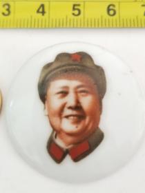 毛主席陶瓷像章。穿军装、正面照。