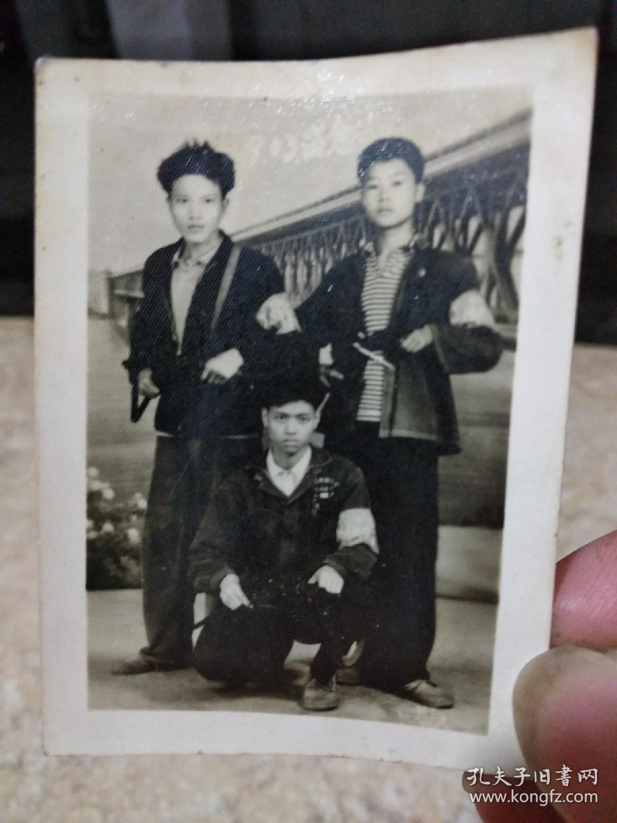 老照片,文革时期红卫兵武斗胜利的一方拍照记念,上面有9一13留念,手里
